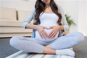ما هي فائدة السائل الامنيوسي خلال فترة الحمل؟